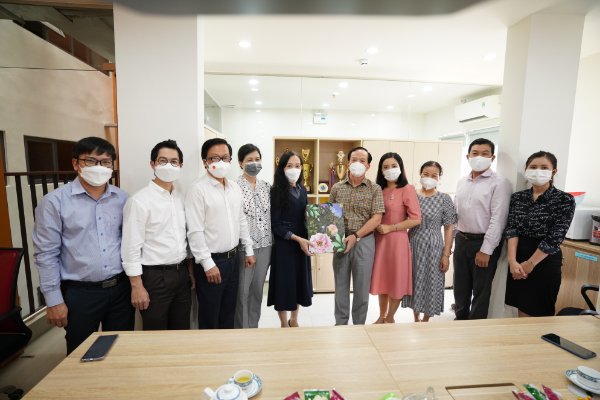 A group of people wearing masksDescription automatically generated with medium confidence